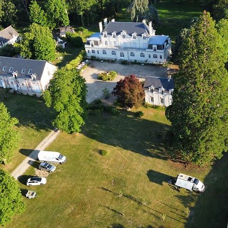Emplacement Bucolique De Camping Dans Le Parc Du Chateau - Attention Tente Et Materiels Non Fournis Et Sans Possibilite De Faire Courir Une Rallonge Pour Se Raccorder A L'Electricite Brain-sur-Allonnes Ngoại thất bức ảnh