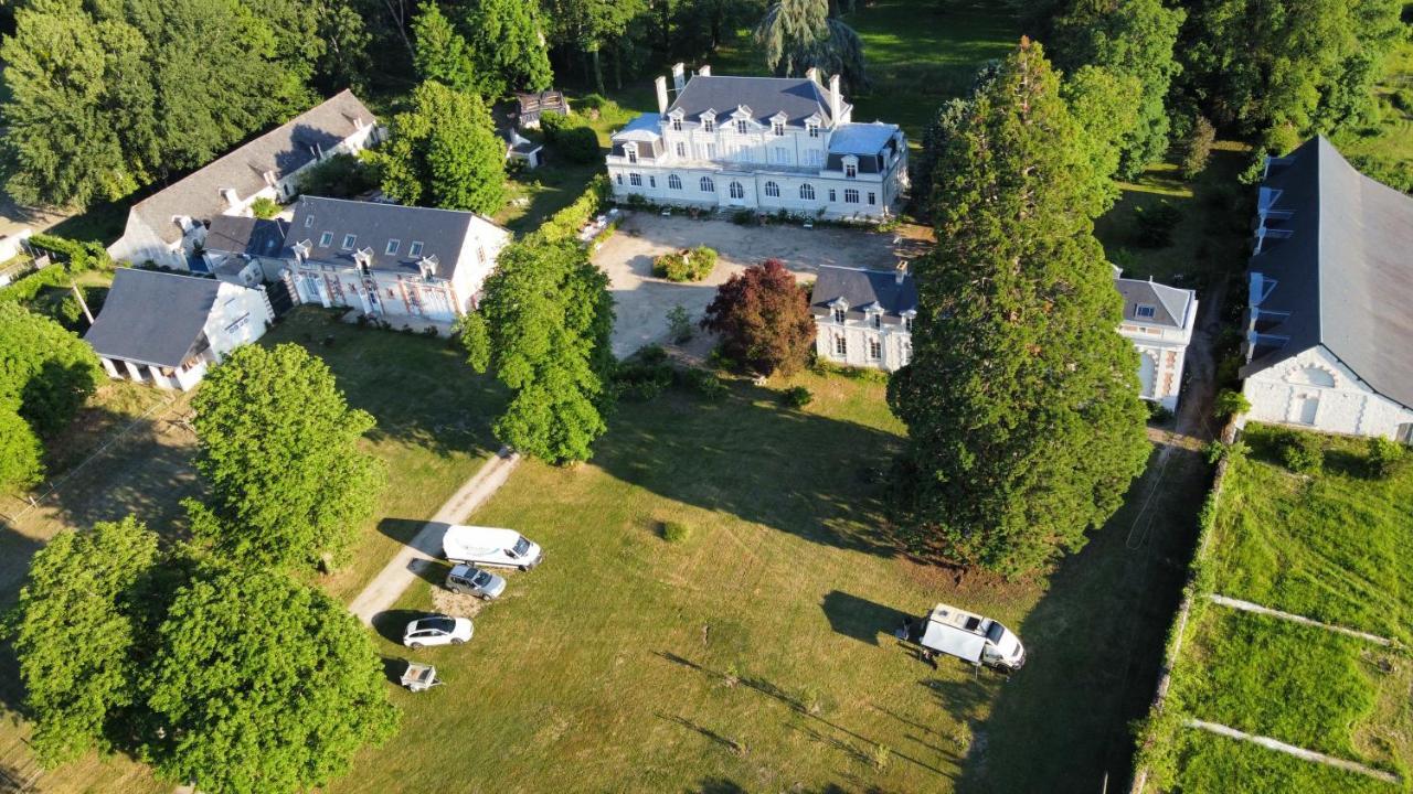 Emplacement Bucolique De Camping Dans Le Parc Du Chateau - Attention Tente Et Materiels Non Fournis Et Sans Possibilite De Faire Courir Une Rallonge Pour Se Raccorder A L'Electricite Brain-sur-Allonnes Ngoại thất bức ảnh